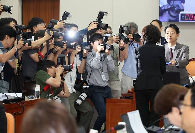 이진숙 사회부총리 겸 교육부 장관 후보자가 16일 서울 여의도 국회 교육위원회에서 열린 인사청문회에서 김영호 위원장에게 선서문을 제출하고 있다. 연합뉴스