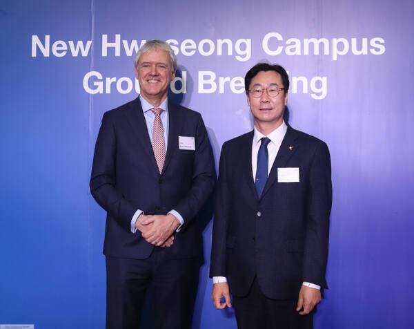 ASML New 화성캠퍼스 기공식에서 정명근 화성특례시장(오른쪽)과 ASML관계자가 기념촬영을 하고 있다. 화성특례시 제공