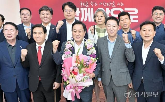 16일 수원특례시 장안구 국민의힘 경기도당에서 열린 '경기도당위원장 후보자 정견발표회'에서 김선교 국회의원(여주·양평)이 경기도당위원장으로 선출된 후 경기도 당협위원장들과 기념촬영을 하고 있다. 홍기웅기자