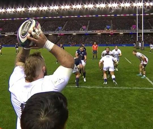 '라인아웃' 상황에서 볼을 던지는 럭비 선수 모습