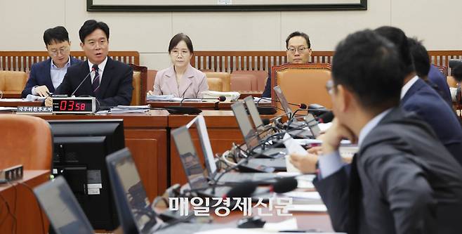 김영훈 고용노동부 장관 후보자가 16일 서울 여의도 국회 환경노동위원회에서 열린 인사청문회에서 의원 질의에 답변하고 있다. 2025.7.16[이충우기자]