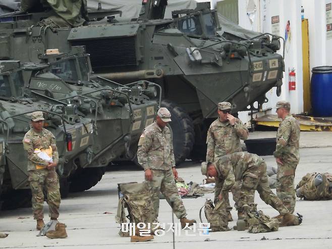 경기도 동두천시의 주한미군기지에서 훈련 대기중인 미군들. [이충우기자]