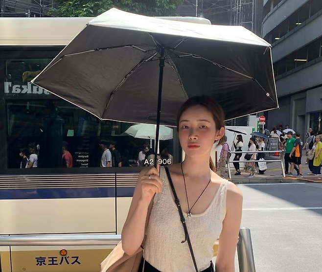 배우 차정원이 일상에서 양산을 쓰고 있다 [사진 = 차정원 인스타그램]