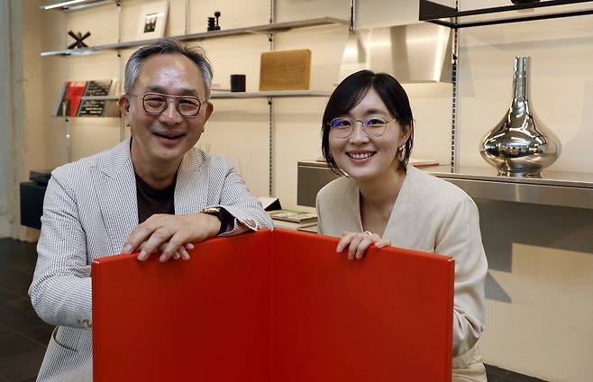 서울 청담동에 위치한 철제가구 브랜드 레어로우 쇼룸에서 양경철 심플라인 대표(왼쪽)와 양윤선 레어로우 대표가 포즈를 취하고 있다.  김호영 기자