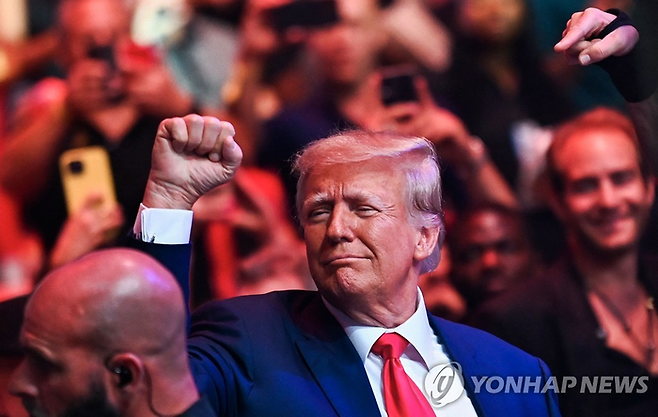 관객들에게 인사하는 도널드 트럼프 전 대통령 [사진 = AFP 연합뉴스]