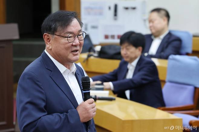 (서울=뉴스1) 안은나 기자 = 경제는민주당 김태년 더불어민주당 대표 의원이 15일 오전 서울 여의도 국회의원회관에서 오기형 코스피5000특위 위원장, 김학균 신영증권 리서치 센터장 강의에 앞서 인사말을 하고 있다. 2025.7.15/뉴스1  Copyright (C) 뉴스1. All rights reserved. 무단 전재 및 재배포,  AI학습 이용 금지. /사진=(서울=뉴스1) 안은나 기자