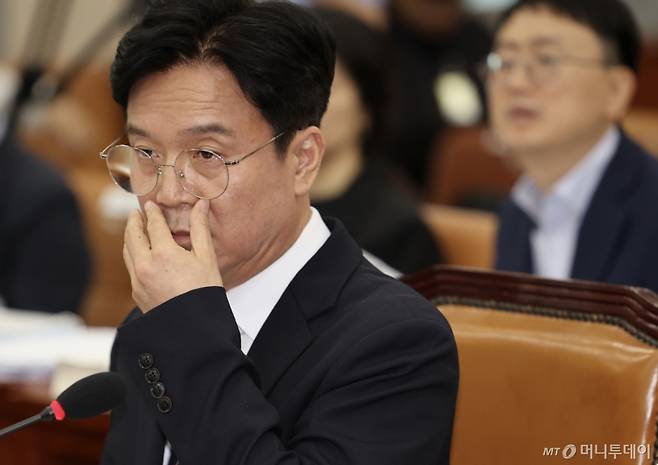 [서울=뉴시스] 김명년 기자 = 김영훈 고용노동부 장관 후보자가 16일 오전 서울 여의도 국회 환경노동위원회에서 열린 인사청문회에서 안경을 만지고 있다. 2025.07.16.