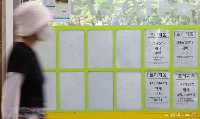 [서울=뉴시스] 황준선 기자 = 7일 서울 시내 한 부동산 중개업소의 매물 광고대가 비어있다.  부동산 전문업체 리얼투데이에 따르면 정부의 대출 규제가 시행된 지난달 27일부터 이달 3일까지 서울 아파트 거래량은 총 577건으로 규제 직전 일주일간(6월 20~26일) 거래량이 1629건이던 것에 비해 64.6%(1052건) 감소한 것으로 나타났다. 2025.07.07. hwang@newsis.com /사진=황준선