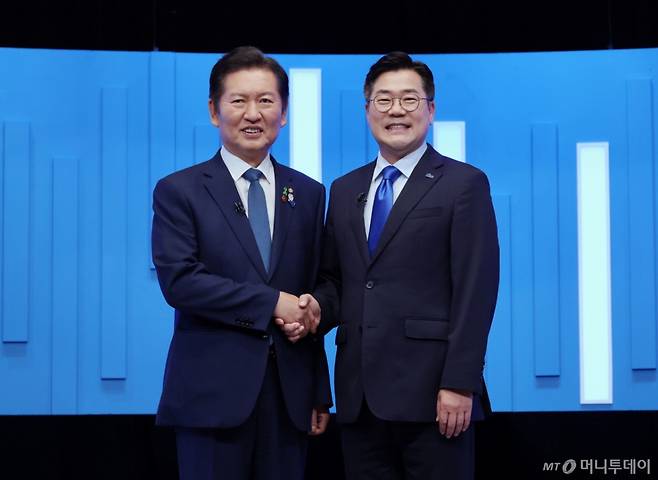 [서울=뉴시스] 국회사진기자단 = 정청래·박찬대(오른쪽) 더불어민주당 당대표 후보가 16일 서울 양천구 목동 SBS에서 열린 TV토론회에 앞서 기념촬영을 하고 있다. 2025.07.16. photo@newsis.com /사진=