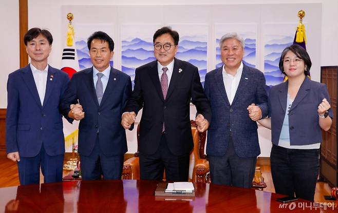 (서울=뉴스1) 안은나 기자 = 우원식 국회의장이 16일 서울 여의도 국회의장실에서 비교섭 단체 야4당 원내대표와 면담 전 기념 촬영을 하고 있다. 왼쪽부터 한창민 사회민주당 대표, 윤종오 진보당 원내대표, 우 의장, 서왕진 조국혁신당 원내대표, 용혜인 기본소득당 대표. 2025.7.16/뉴스1  Copyright (C) 뉴스1. All rights reserved. 무단 전재 및 재배포,  AI학습 이용 금지. /사진=(서울=뉴스1) 안은나 기자