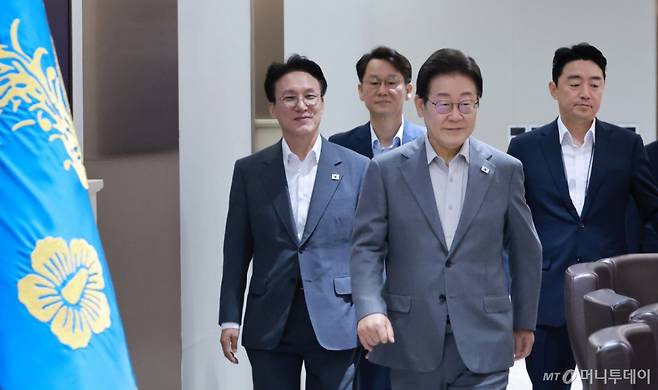 [서울=뉴시스] 최동준 기자 = 이재명 대통령이 15일 서울 용산 대통령실 청사에서 열린 국무회의에 입장하고 있다. (대통령실통신사진기자단) 2025.07.15. photocdj@newsis.com /사진=최동준