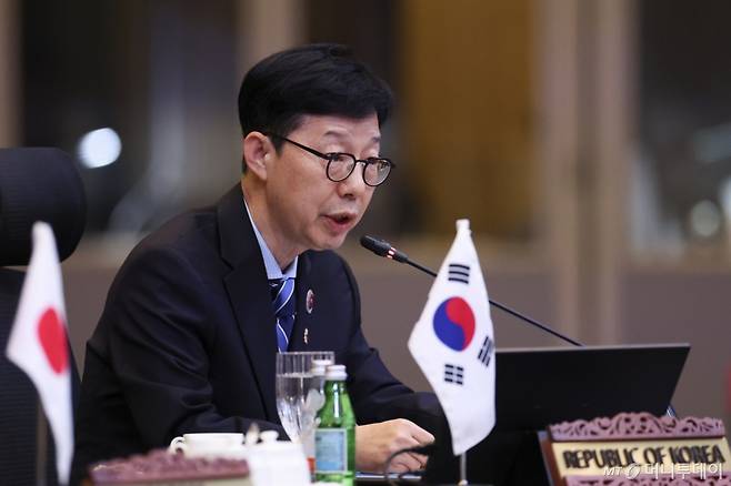 [쿠알라룸푸르=AP/뉴시스] 박윤주 외교부 1차관이 10일(현지 시간) 말레이시아 쿠알라룸푸르 컨벤션 센터에서 열린 제26차 아세안+3(한·중·일) 외교장관회의에서 발언하고 있다. 2025.07.11.