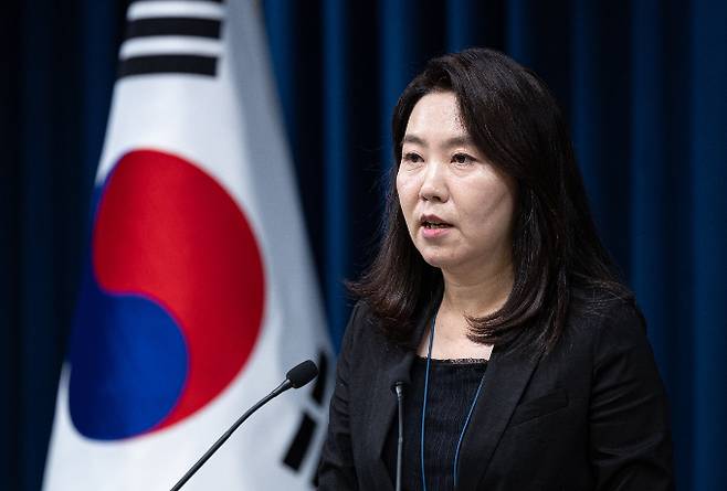 강선우 여성가족부 장관과 이진숙 교육부 장관 후보자를 향한 비판 여론이 들끓는 가운데 대통령실은 향후 상황을 더 지켜보겠다는 계획이다. 사진은 16일 서울 용산 대통령실 청사에서 브리핑 중인 강유정 대변인. /사진=뉴스1