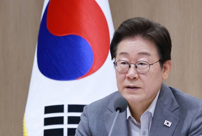 정부는 3기 신도시와 재개발·재건축을 신속 추진해 공급 물량을 대폭 확대할 방침이다. 사진은 이재명 대통령이 지난 15일 서울 용산 대통령실에서 국무회의에 출석해 발언하는 모습. /사진=대통령실 통신사진기자단