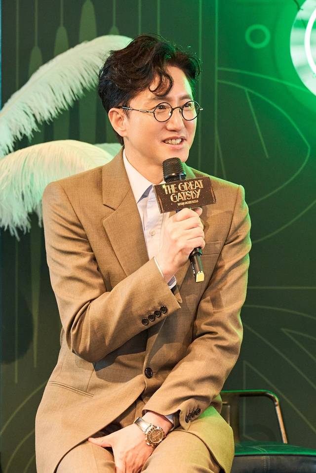 신춘수 오디컴퍼니 대표가 지난 15일 서울 서초구에서 열린 뮤지컬 ‘위대한 개츠비’ 론칭 행사에서 작품에 대해 설명하고 있다. 오디컴퍼니 제공