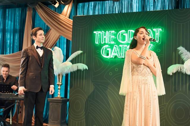 주인공 ‘제이 개츠비’를 맡은 매트 도일과 ‘데이지 뷰캐넌’ 역의 센젤 아마디가 넘버 ‘마이 그린 라이트’(My Green Light)를 시연하고 있다. 오디컴퍼니 제공