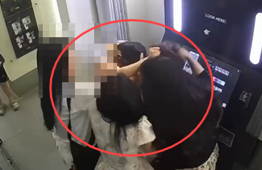 한국인으로 추정된 여성들이 즉석 사진관에서 베트남 여성을 폭행하는 장면이 CCTV에 찍혀 있다. VNS 캡처