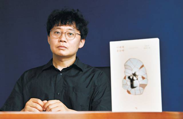 정용준 작가가 지난 7일 서울 중구 문화일보에서 신간 장편소설 ‘너에게 묻는다’에 대해 이야기하고 있다.  윤성호 기자