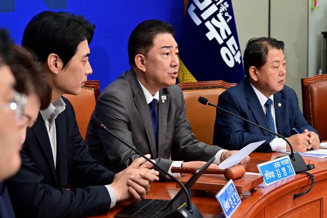 민주당 최고위원회의  : 김병기(오른쪽 두 번째) 더불어민주당 대표 직무대행 겸 원내대표가 16일 오전 국회에서 열린 최고위원회의에서 발언하고 있다.  문호남 기자