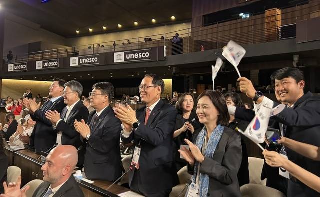15일(현지시간) 프랑스 파리 유네스코 본부에서 열린 제47차 유네스코 세계유산위원회에서 차기 위원회 개최지로 대한민국이 확정되자 최응천 국가유산청장(가운데)과 정부 대표단이 박수를 치고 있다. 연합뉴스