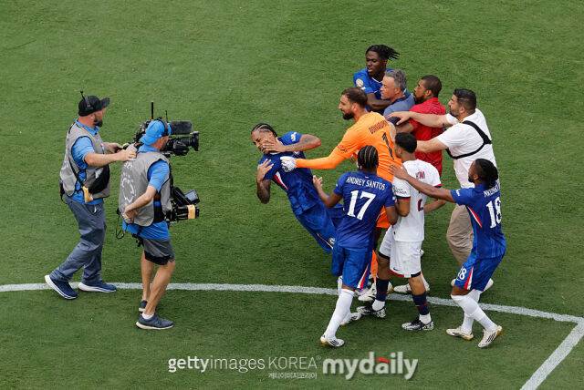 주앙 페드루와 루이스 엔리케 감독의 충돌 장면. /게티이미지코리아