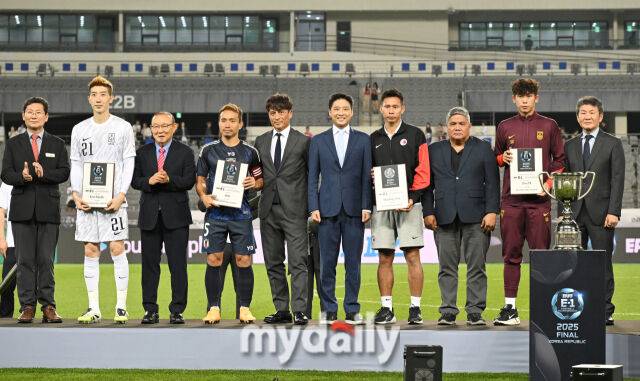 송일섭 기자] 15일 오후 경기도 용인시 용인미르스타디움에서 진행된 ‘2025 동아시아축구연맹(EAFF) E-1 챔피언십(동아시안컵)’ 대한민국과 일본의 경기. 동아시안컵에 참석한 4개국 선수들이 포즈를 취하고 있다./송일섭 기자