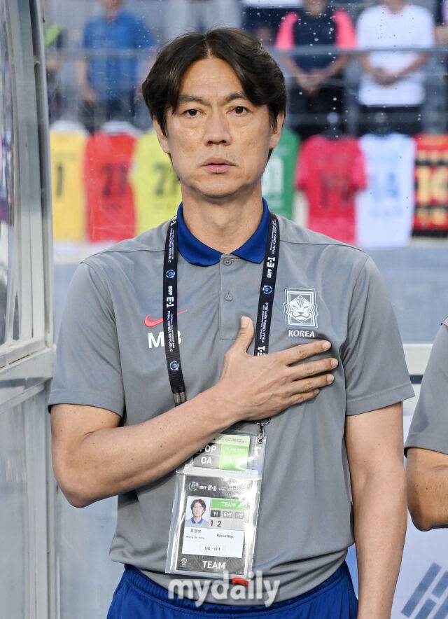 15일 오후 경기도 용인시 용인미르스타디움에서 진행된 ‘2025 동아시아축구연맹(EAFF) E-1 챔피언십(동아시안컵)’ 대한민국과 일본의 경기. 홍명보 감독이 국기에 대한 경례를 하고 있다./송일섭 기자