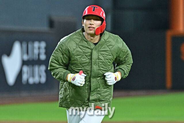 12일 대전 한화생명 볼파크 야구장에서 열린 '2025 신한 SOL뱅크 KBO 올스타' 드림 올스타(삼성·두산·KT·SSG·롯데) - 나눔 올스타(KIA·LG·한화·NC·키움) 경기. 나눔 김호령이 8회말 선두타자로 나왔다./대전=한혁승 기자 hanfoto@mydaily.co.kr