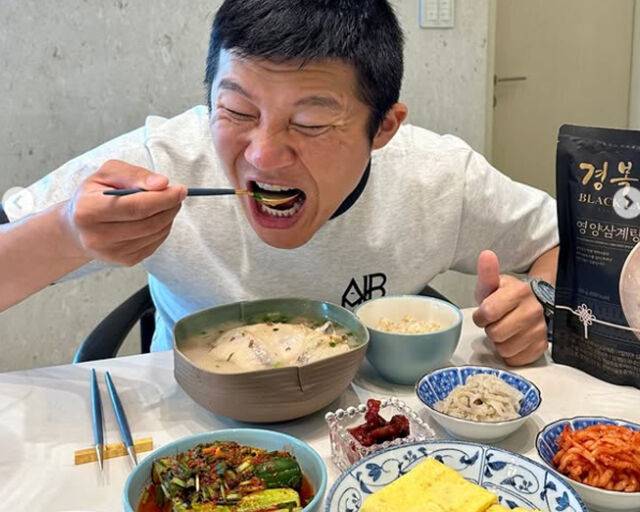 조세호가 아내가 차려준 밥상을 맛있게 먹고 있다. / 조세호 소셜미디어