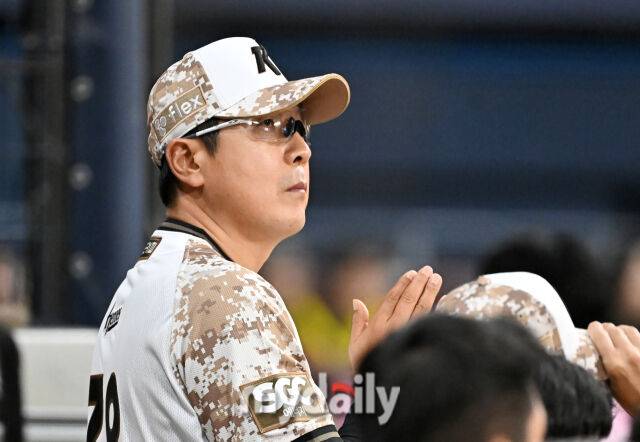 25일 오후 서울 고척동 고척스카이돔에서 진행된 '2025 프로야구 KBO리그' 키움히어로즈와 KIA타이거즈의 경기. 키움 홍원기 감독이 전광판을 바라보고 있다./마이데일리