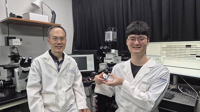 이번 연구를 수행한 박제균(왼쪽) KAIST 바이오및뇌공학과 교수와 윤동조 박사.[KAIST 제공]