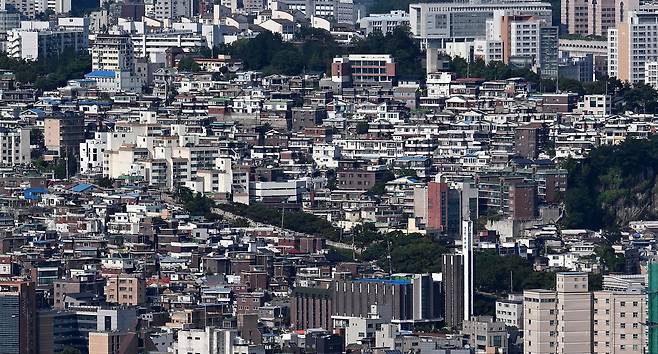 남산에서 바라본 성북구 지역의 빌라촌 모습. 이상섭 기자