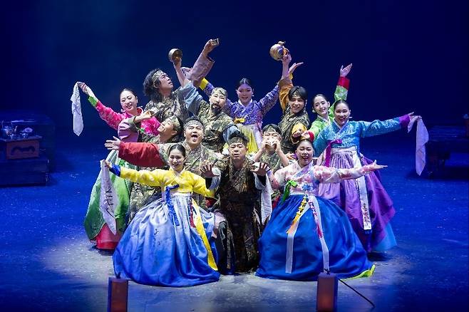 정선 뗏군 전통무용극 공연 장면