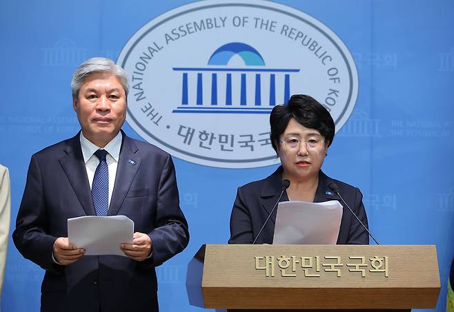 김선민(오른쪽) 조국혁신당 당대표 권한대행, 서왕진(왼쪽) 조국혁신당 원내대표. 사진은 조국혁신당 의원들이 지난달 18일 서울 여의도 국회 소통관에서 ‘검찰독재 정치보복 진상규명과 피해회복을 위한 특별법 발의’ 기자회견을 하는 모습. [연합]