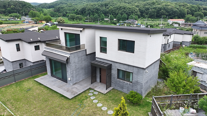 경기도 광주시 도척면 방도리 일원에 위치한 한 전원주택 4채가 오는 21일 경매를 통해 매각을 진행한다.  안경찬 PD