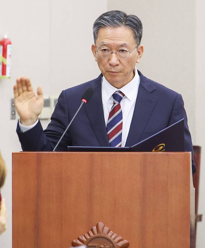 정성호 법무부 장관 후보자가 16일 서울 여의도 국회 법제사법위원회에서 열린 인사청문회에서 선서를 하고 있다.  [뉴시스]