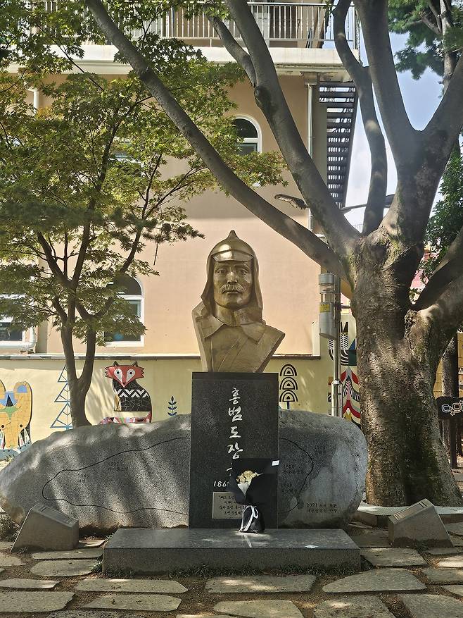 광주 고려인마을의 중앙공원에는 홍범도 장군의 흉상이 설치돼있다. [서정은 기자]