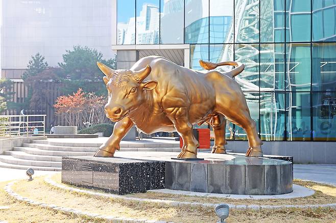 부산국제금융센터(BIFC) 정문 앞에 설치된 황소상. [한국거래소 제공]
