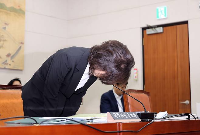 이진숙 사회부총리 겸 교육부 장관 후보자가 16일 서울 여의도 국회 교육위원회에서 열린 인사청문회에서 자녀 조기 유학 등 논란과 관련해 고개 숙여 사과하고 있다. [연합]