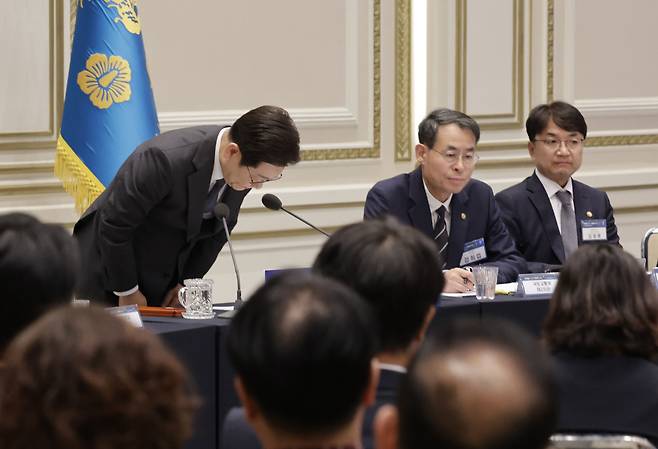 이재명 대통령이 16일 청와대 영빈관에서 ‘기억과 위로, 치유의 대화’ 사회적 참사 유가족 간담회를 하며 참석 유가족들을 향해 허리 숙여 인사하고 있다.  [연합]