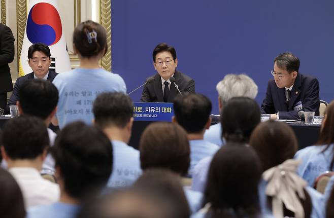 이재명 대통령이 16일 청와대 영빈관에서 열린 ‘기억과 위로, 치유의 대화’ 사회적 참사 유가족 간담회에서 12·29 제주항공 여객기 참사 유가족 발언을 듣고 있다. [연합]