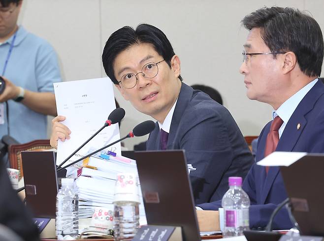 조정훈 국민의힘 의원이 16일 서울 여의도 국회 교육위원회에서 열린 이진숙 사회부총리 겸 교육부 장관 후보자 인사청문회에서 질의하고 있다. [연합]