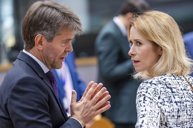 [브뤼셀=AP/뉴시스] 15일(현지 시간) 벨기에 브뤼셀 EU 본부에서 열린 EU 외무장관 회의에서 마레크 에스토크 슬로바키아 외교·유럽 담당 국무장관(왼쪽)이 카야 칼라스 EU 외교안보 고위대표와 대화하고 있다. 이날 회의에서 EU의 18차 대러 제재안이 슬로바키아의 반대로 무산됐다. 2025.07.16.