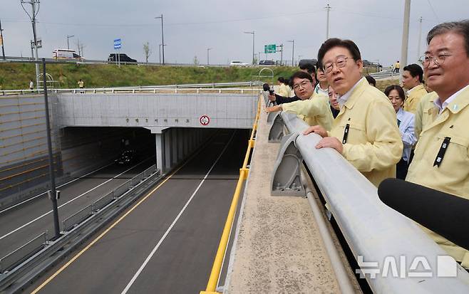 [청주=뉴시스] 고범준 기자 =이재명 대통령이 14일 충북 청주시 흥덕구 오송읍 궁평2지하차도를 방문해 안전시설 현황 점검을 하고 있다.오송 지하차도 참사는 지난 2023년 7월15일 청주 흥덕구 오송읍 궁평2지하차도가 인근 미호강 범람으로 침수되면서 발생했다. 2025.07.14. bjko@newsis.com