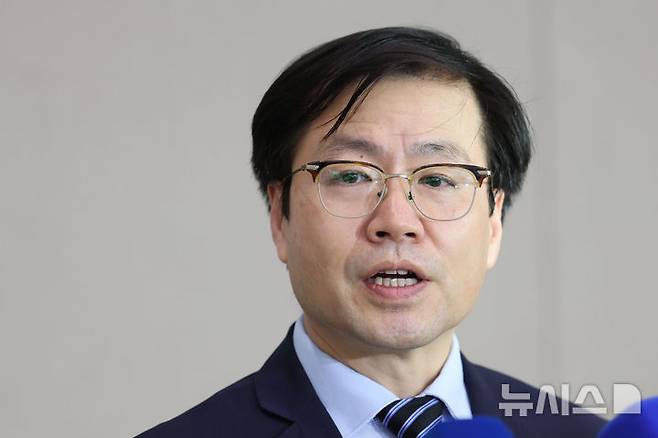 [인천공항=뉴시스] 권창회 기자 = 미국 트럼프 행정부와 통상 협상을 위해 출국했던 여한구 산업통상자원부 통상교섭본부장이 10일 인천국제공항 제2터미널을 통해 귀국해 취재진 질의에 답하고 있다. 2025.07.10. kch0523@newsis.com