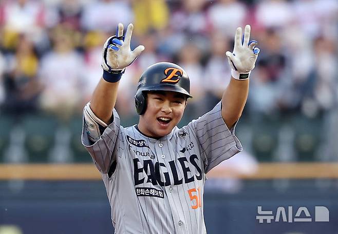 [서울=뉴시스] 김명년 기자 = 28일 서울 송파구 잠실야구장에서 열린 2025 KBO리그 한화 이글스와 LG 트윈스의 경기, 3회초 2사 주자 1루 상황 한화 문현빈이 1타점 안타를 치고 기뻐하고 있다. 2025.05.28. kmn@newsis.com