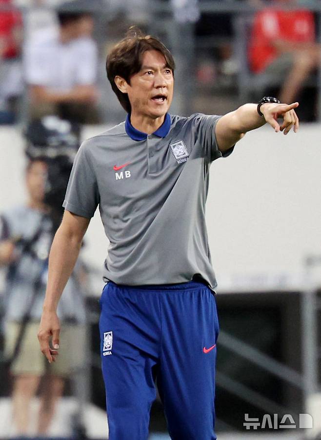 [용인=뉴시스] 김진아 기자 = 15일 경기 용인미르스타디움에서 열린 2025 동아시아축구연맹(EAFF) E-1 챔피언십(동아시안컵) 남자부 한국과 일본 경기, 홍명보 한국대표팀 감독이 작전을 지시하고 있다. 2025.07.15. bluesoda@newsis.com