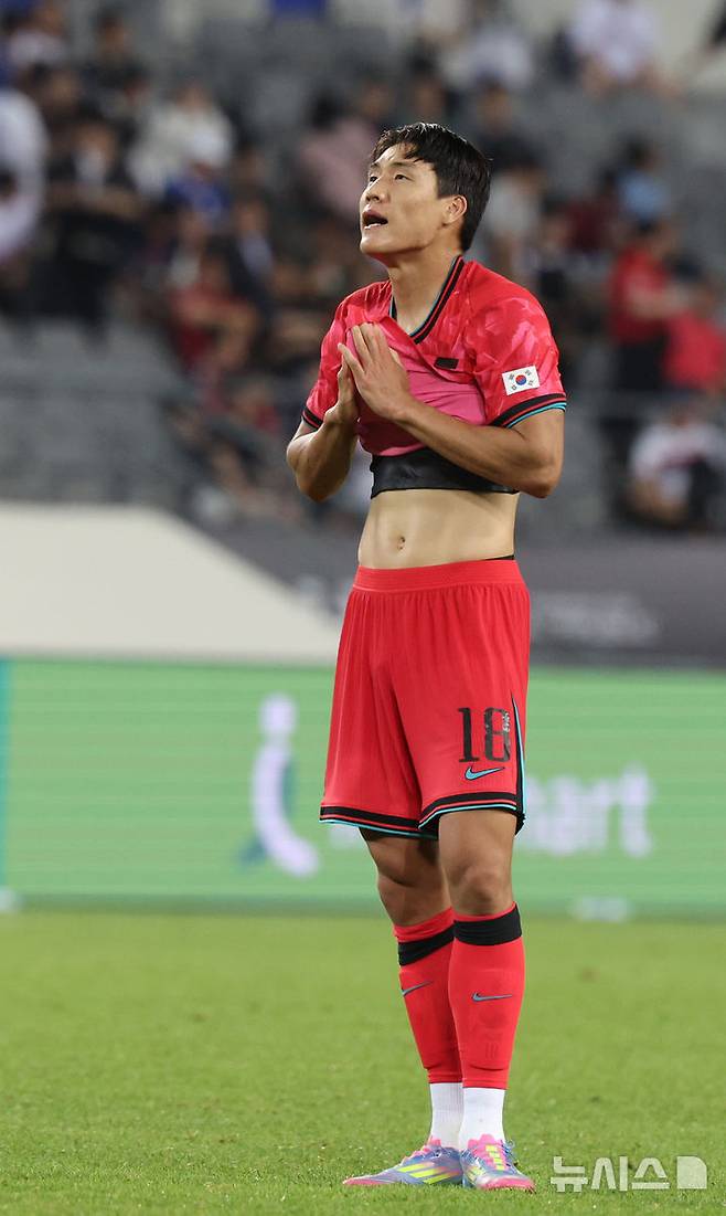 [용인=뉴시스] 김진아 기자 = 15일 경기 용인미르스타디움에서 열린 2025 동아시아축구연맹(EAFF) E-1 챔피언십(동아시안컵) 남자부 한국과 일본의 경기, 0-1으로 패한 한국 선수들이 아쉬워하고 있다. 2025.07.15. bluesoda@newsis.com