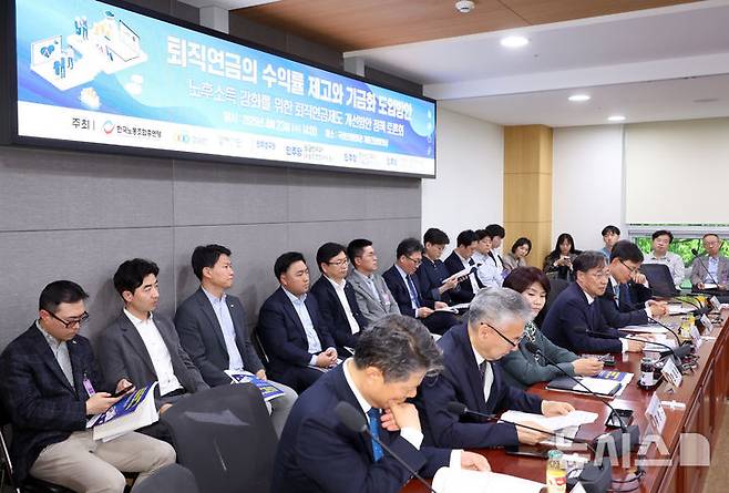 [서울=뉴시스] 고승민 기자 = 23일 서울 여의도 국회 의원회관에서 열린 '퇴직연금의 수익률 제고와 기금화 도입방안, 노후소득 강화를 위한 퇴직연금제도 개선방안 정책 토론회'에서 유동수 의원이 발언하고 있다. 2025.04.23. kkssmm99@newsis.com