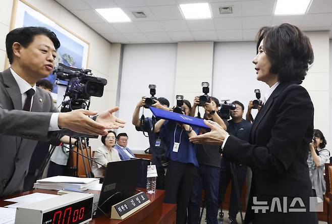 [서울=뉴시스] 고승민 기자 = 이진숙 사회부총리 겸 교육부 장관 후보자가 16일 서울 여의도 국회 교육위원회에서 열린 인사청문회에서 선서문을 제출하고 있다. 2025.07.16. kkssmm99@newsis.com